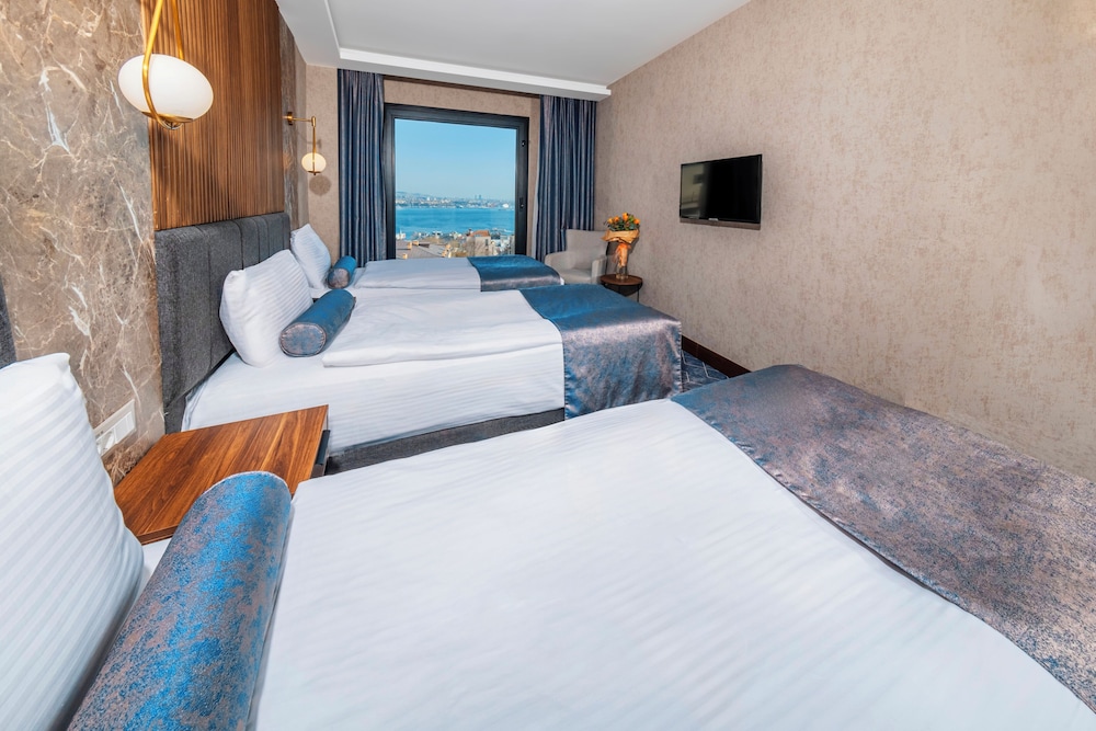 Standard Triple Room, Partial Sea View photo 1