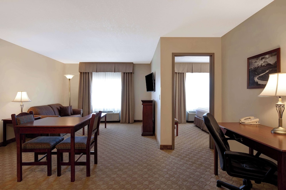 Suite, 1 King Bed, Non Smoking - Photo 3