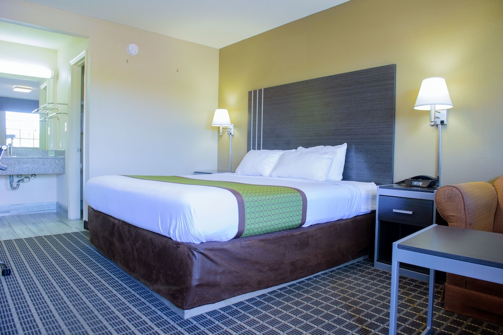 Standard Room, 1 King Bed, Non Smoking - Photo 5