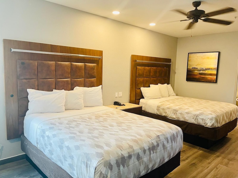 Room, 2 Queen Beds, Accessible, Non Smoking - Photo 1