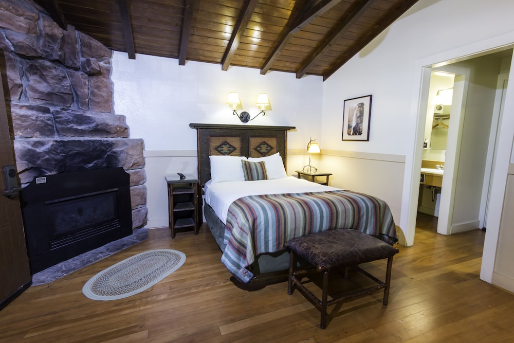 Western Cabin, 1 Queen Bed photo 3