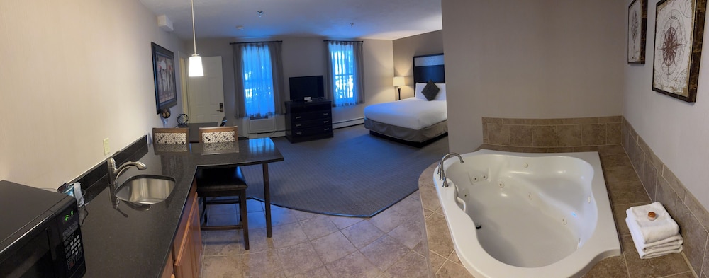 Deluxe Room, 1 King Bed, Hot Tub photo 2