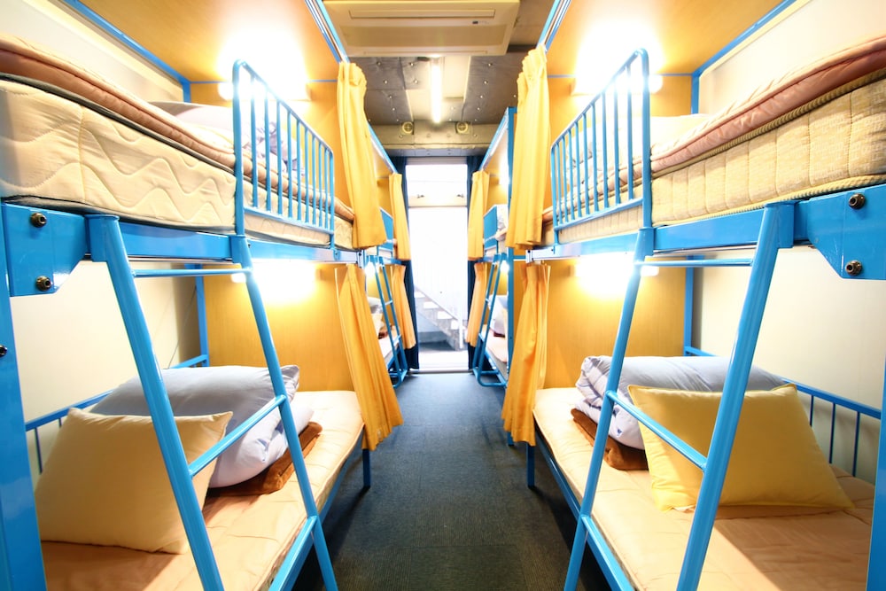 8 Bed Private Room (4 Bunk Beds) Shared Bathroom photo 2