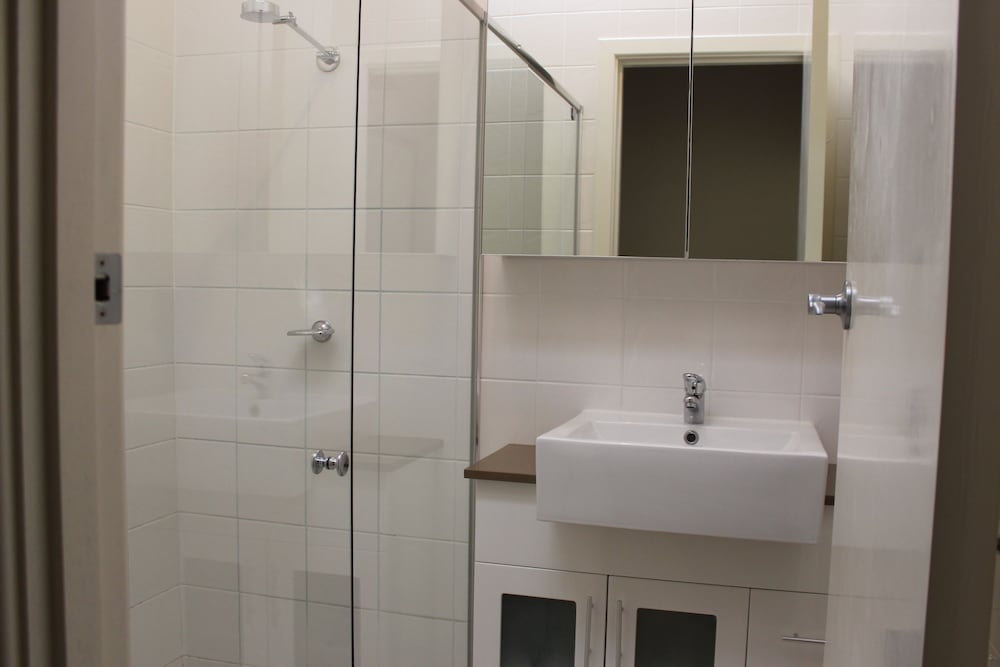 Warwick Apartment photo 2