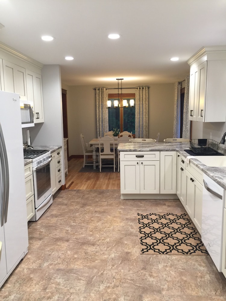 Deluxe House, 4 Bedrooms, Kitchen, Beachside photo 3