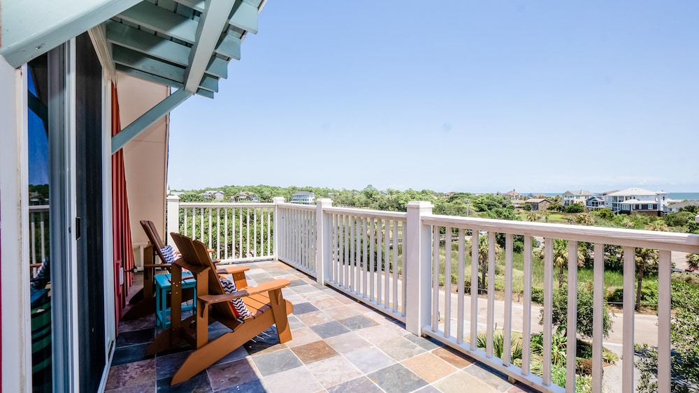 Deluxe Room, 1 King Bed, Partial Ocean View