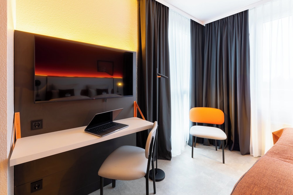 Standard Room, 1 Queen Bed - Photo 16