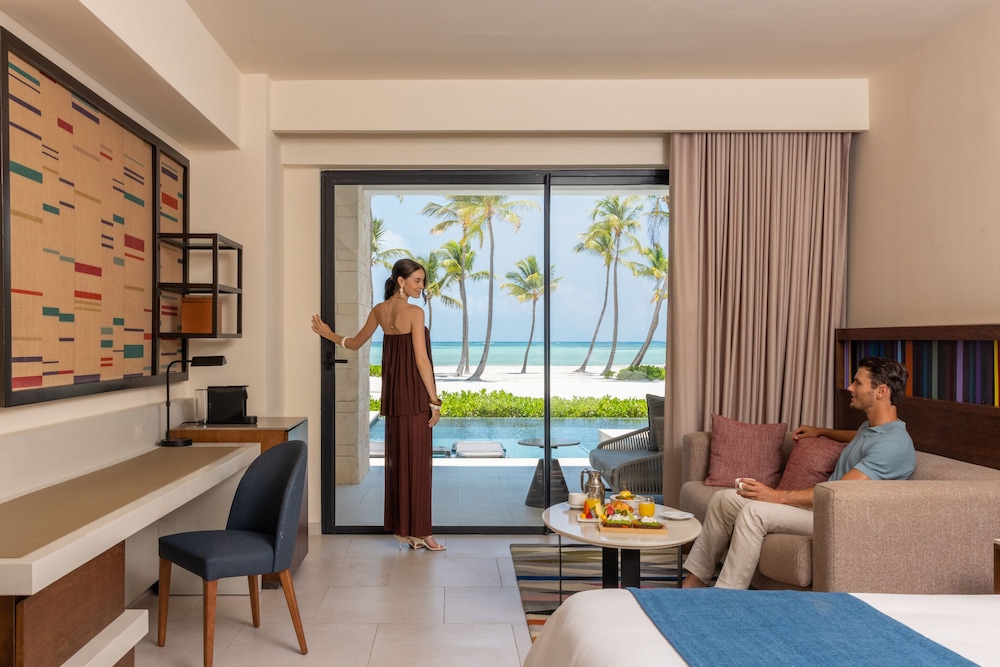 Club Ocean Front Junior Suite Swim Up King