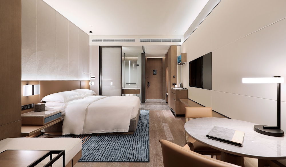 Room, 1 King Bed, City View - Photo 3