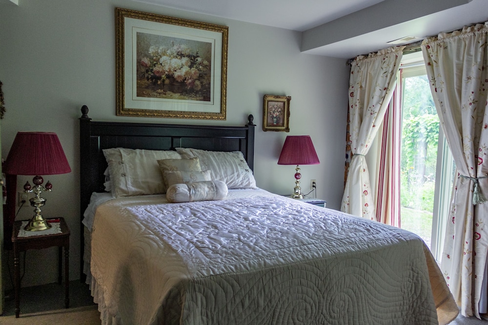Deluxe Room, 1 Queen Bed (The Garden Room) photo 1