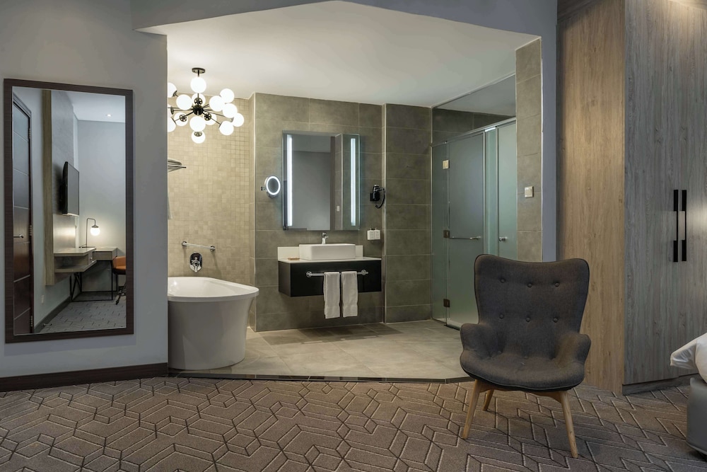Suite, Pool View - Photo 4