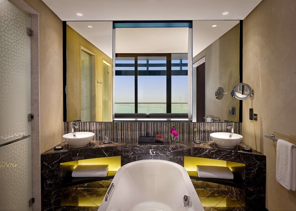 Room, 1 King Bed, Balcony, Sea View photo 2