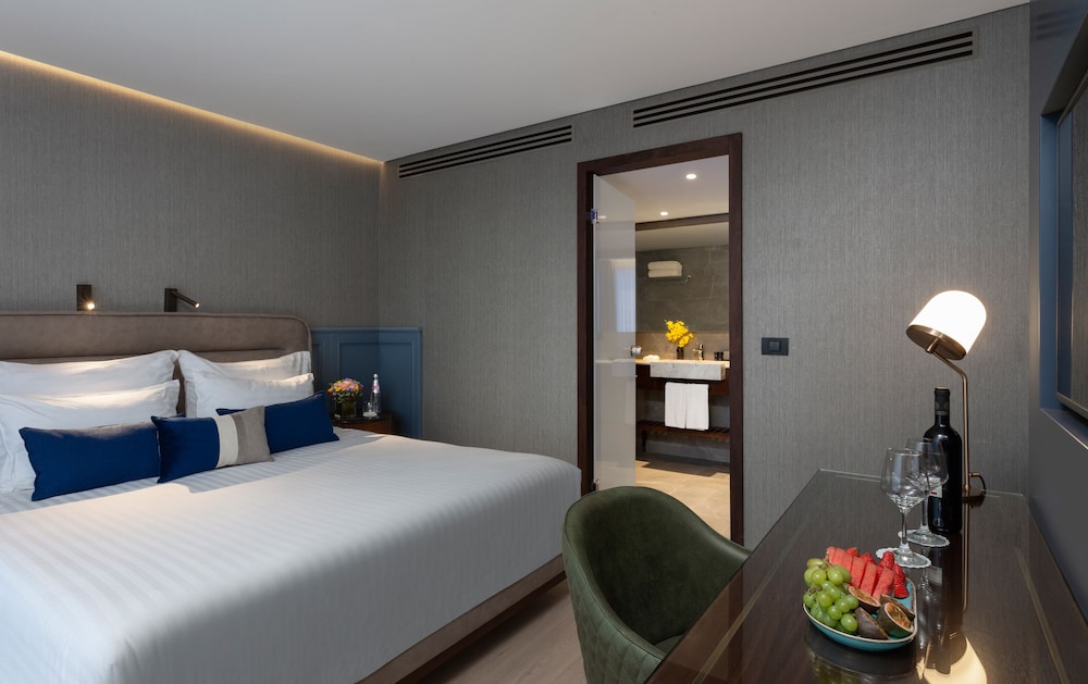 Junior Suite, 1 King Bed, Club Lounge Access (Lounge Access)