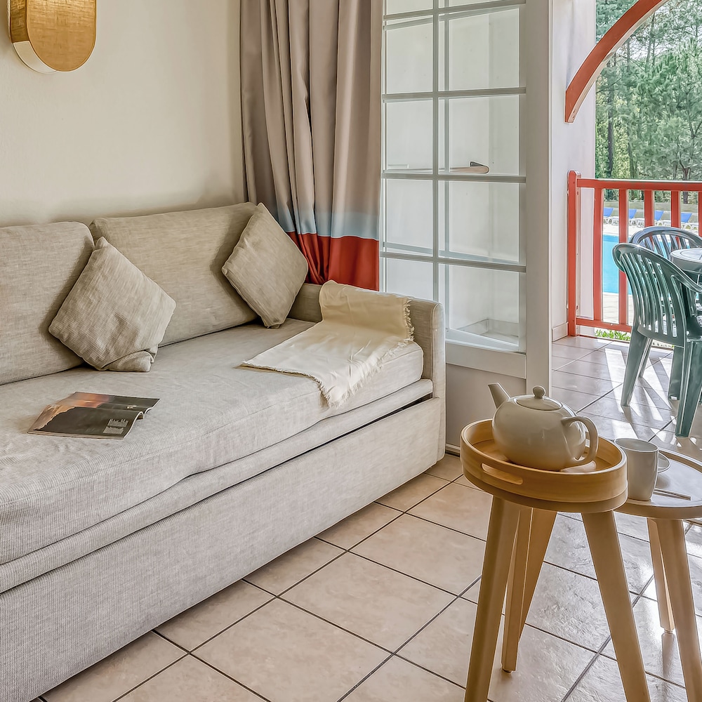 Appartement 6 personnes - 1 chambre + 1 coin nuit - Terrasse ou balcon photo 2