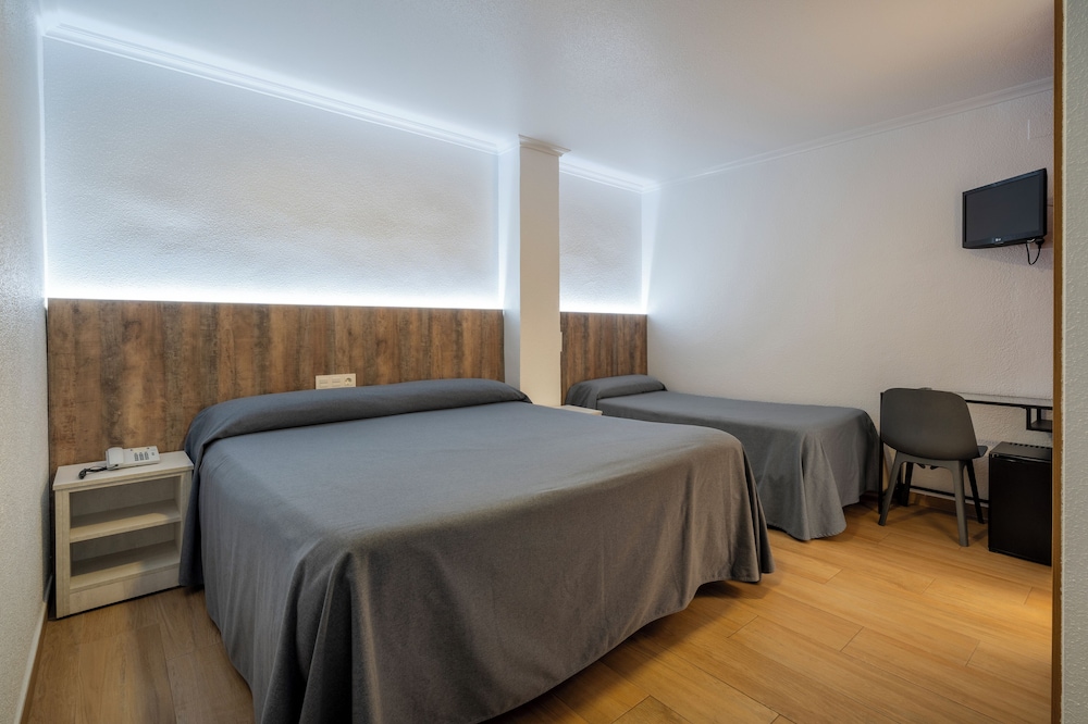 Family Triple Room, 3 Twin Beds photo 3