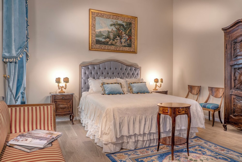Superior Studio Suite, 1 King Bed, Balcony, Garden View photo 3