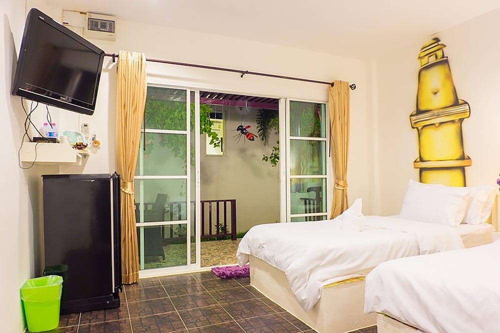 Basic Room, 2 Twin Beds, Non Smoking, Corner