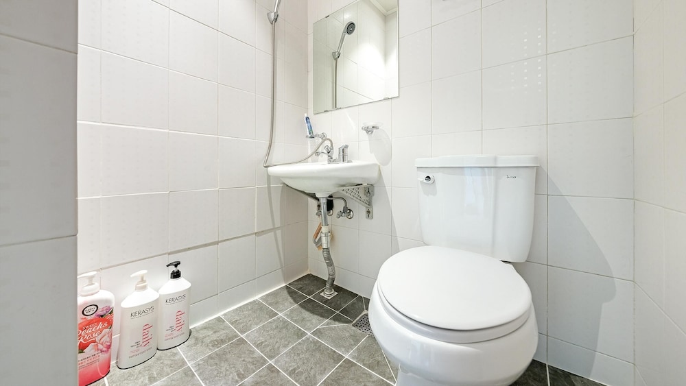Basic Room, 1 Bedroom (102(Ocean View/No cooking)) - Photo 4