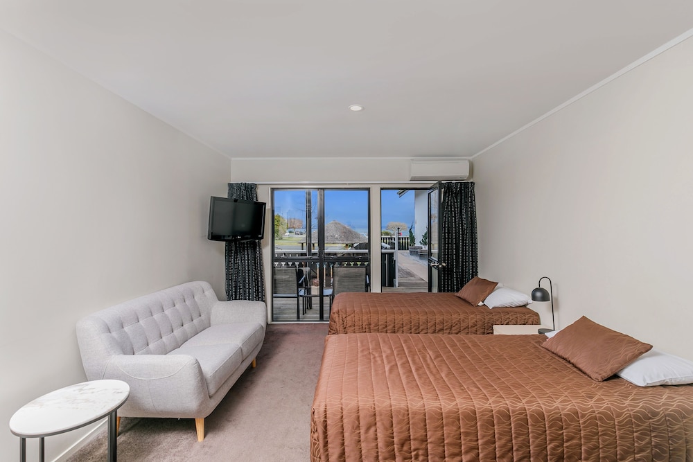Superior Apartment, 1 Bedroom, Non Smoking, Partial Lake View photo 2