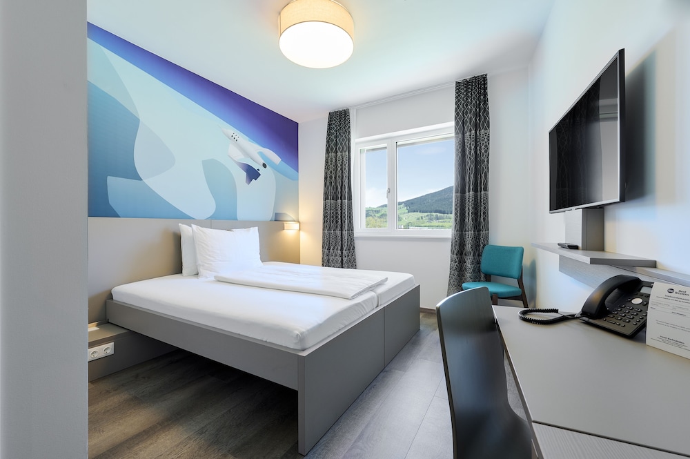Standard Room, Multiple Beds (Converts to 2 Twin Beds) - Photo 4