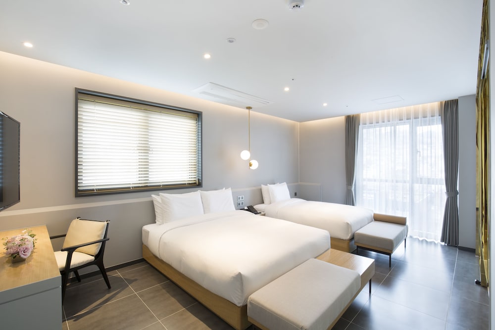 Family Twin Room, City View photo 1