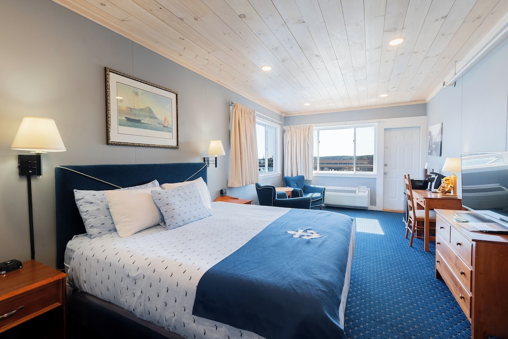 1 King Bed, Harbor View, Corner