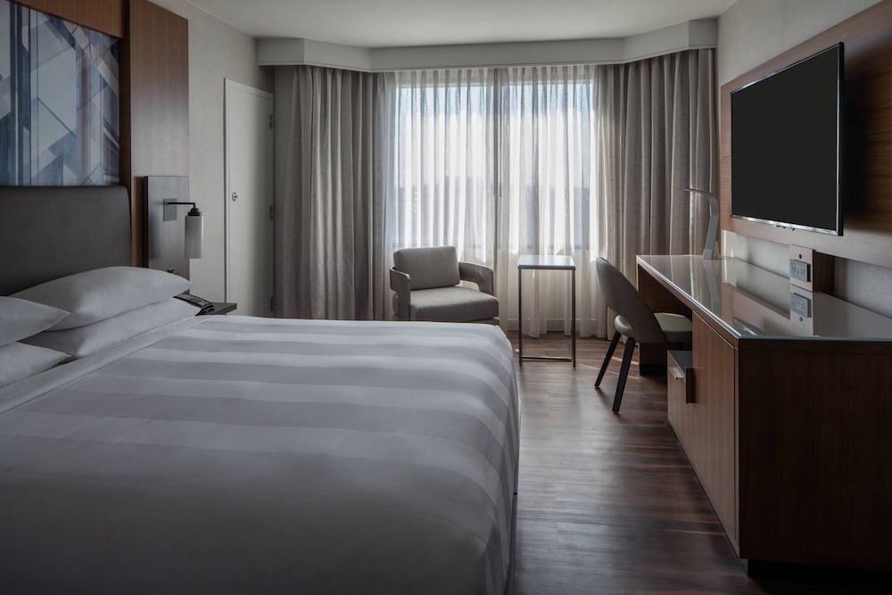 Executive Room, 1 King Bed with Sofa bed - Photo 1