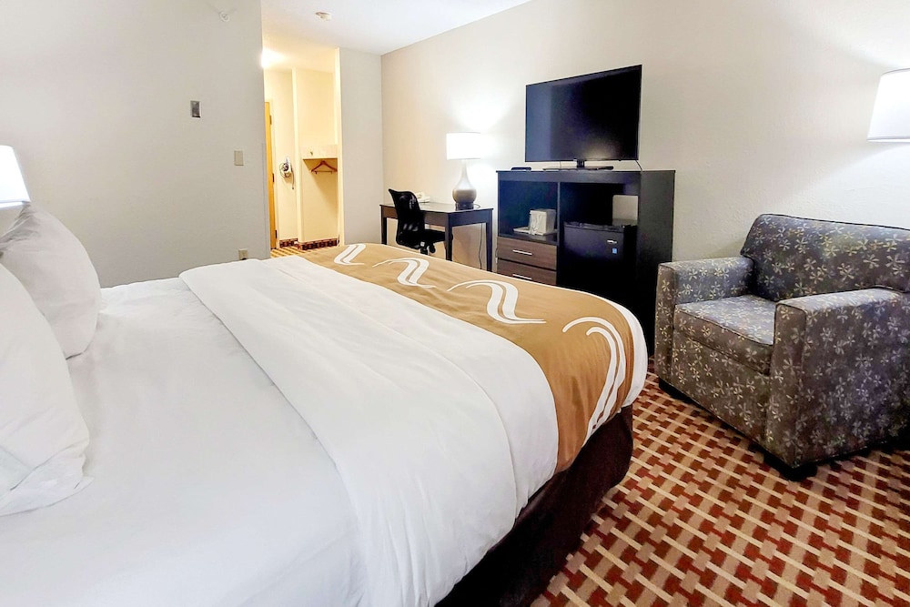 Standard Room, 1 King Bed, Smoking - Photo 2