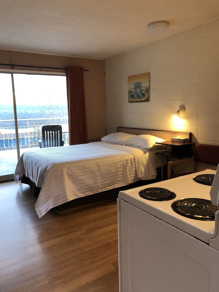 Executive Studio Suite, 1 Queen Bed, Patio, Sea View photo 3