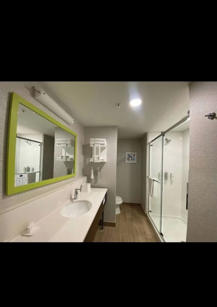 Room, 1 King Bed, Accessible (Hearing) photo 2