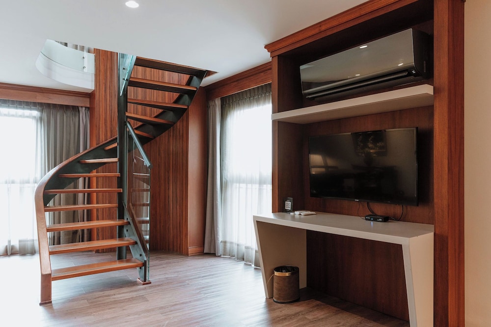 Executive Suite - Photo 5