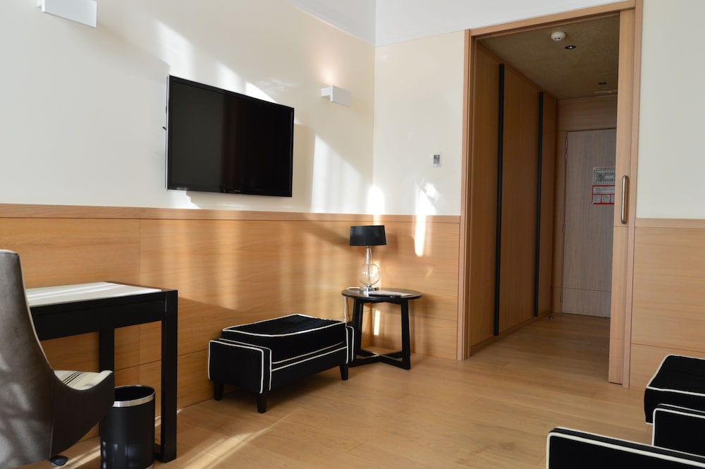 Family Room, 2 Double Beds, Beach View photo 3