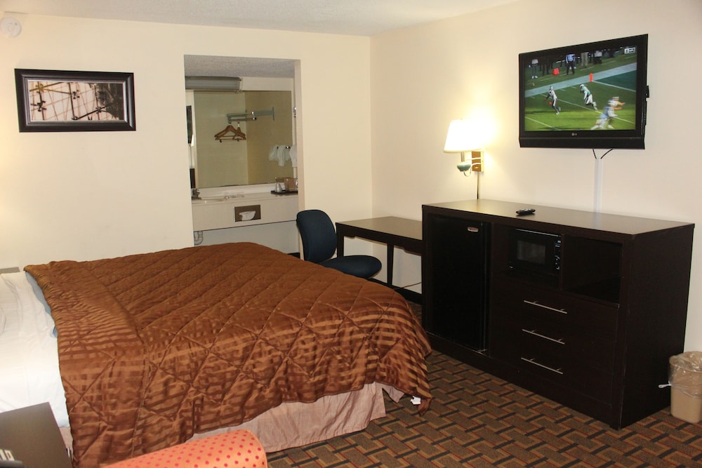 Room, 1 King Bed, Non Smoking - Photo 13