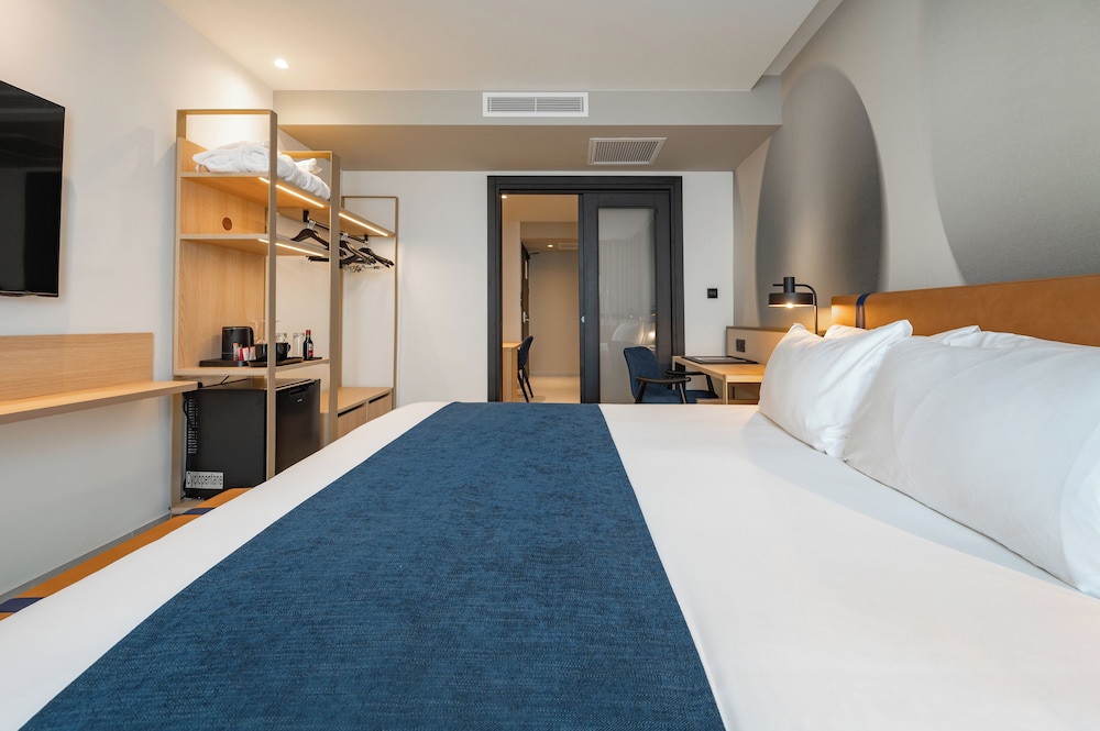 Executive Suite, 1 King Bed, Non Smoking, Balcony (with Sofabed)