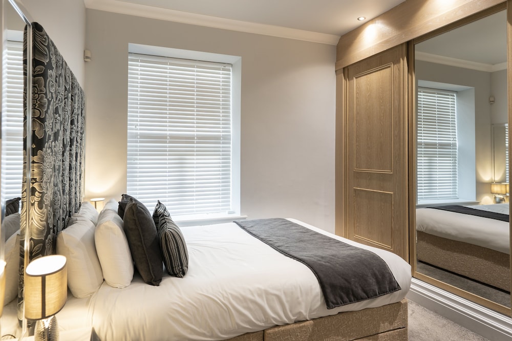 Suite - Photo 1