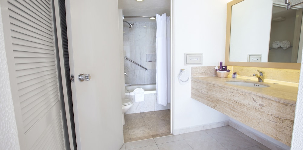 Suite, 1 King Bed, Balcony, Bay View - Photo 8