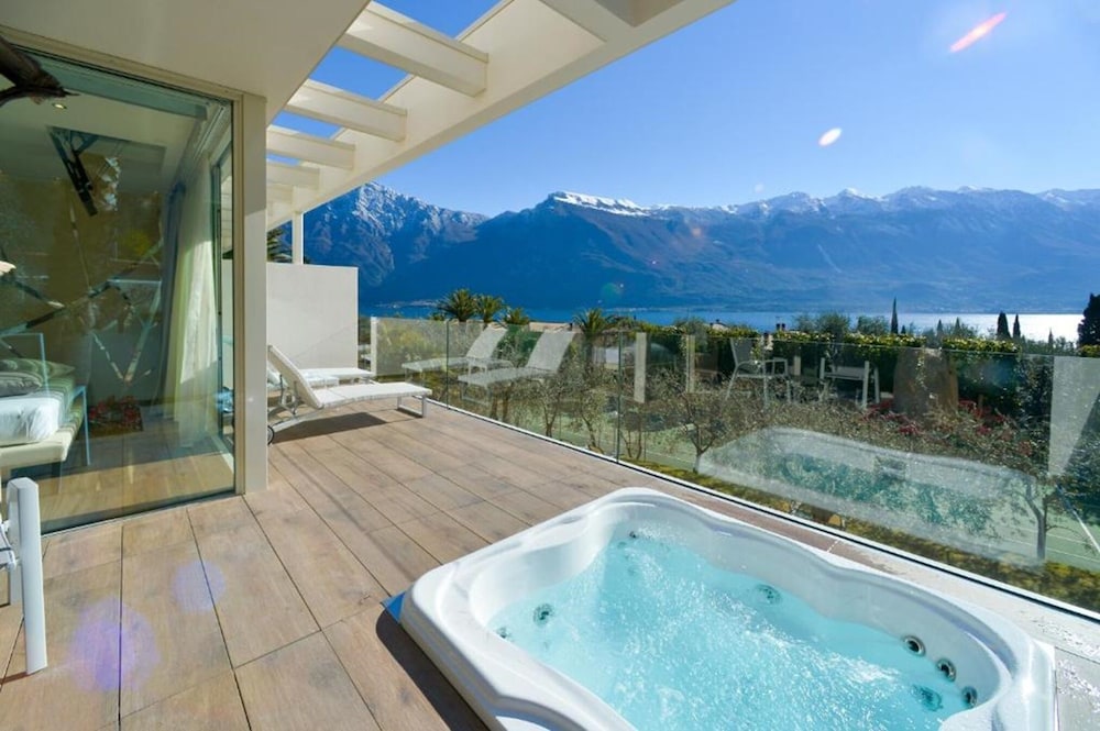 Deluxe Room, Lake View and Hot Tub