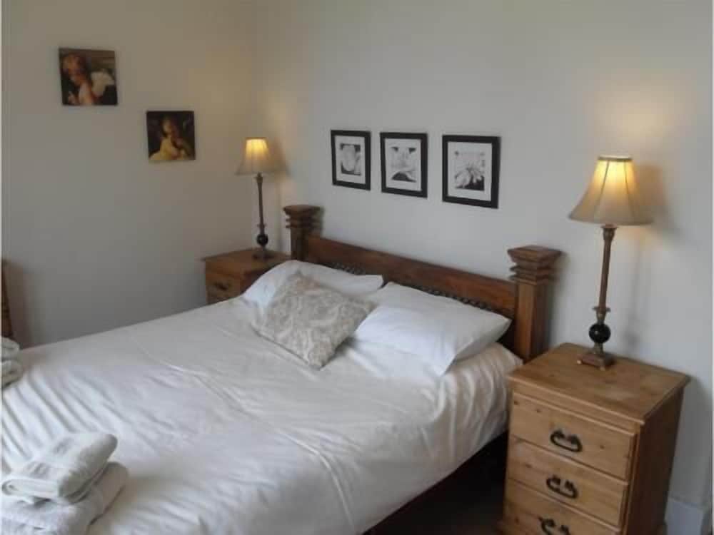 Suite, Ensuite photo 1