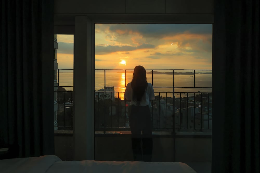 Signature Double Room, 1 King Bed, Non Smoking, Sea View photo 2