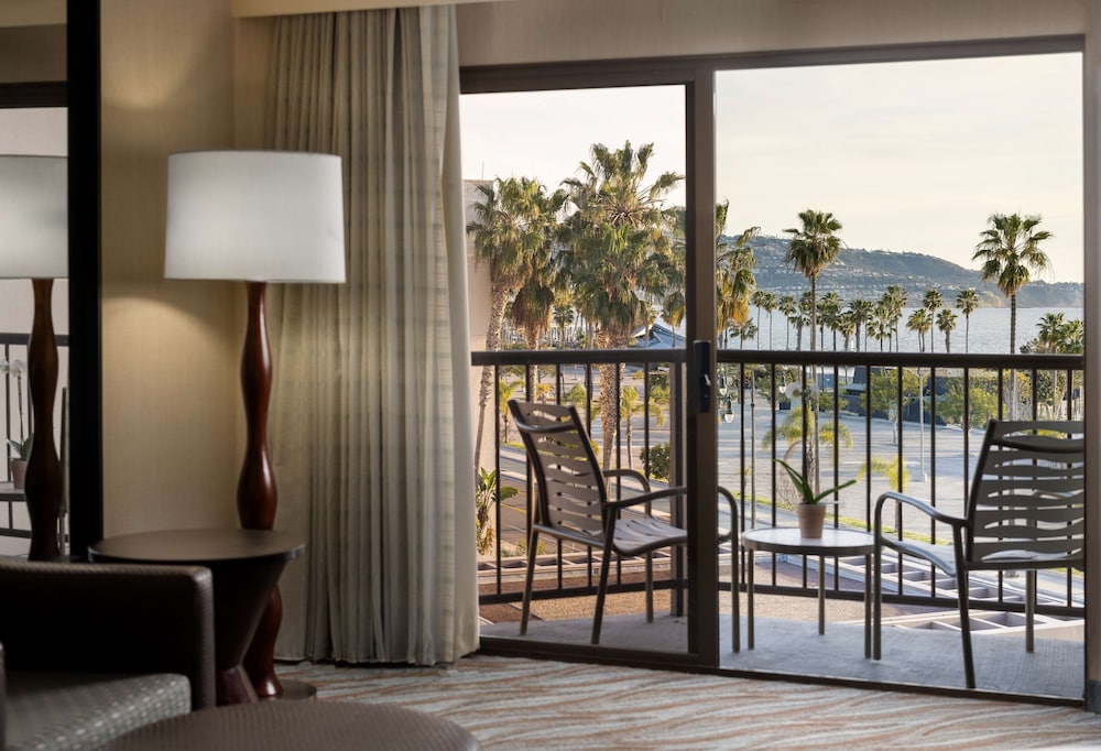 Deluxe Room, 2 Queen Beds, Partial Ocean View - Photo 6