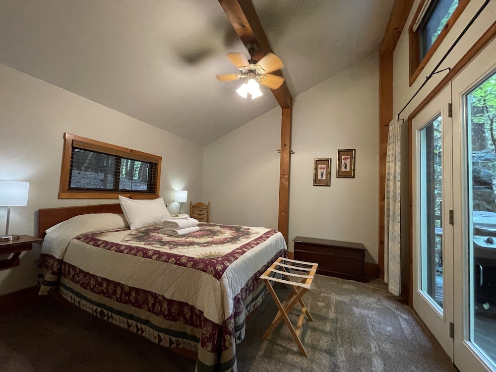 2 Bedroom 1 Bath Cabin, Full Kitchen, Hot Tub photo 1
