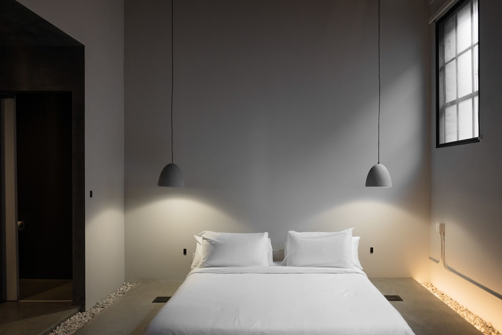 Deluxe Room thumbnail 6