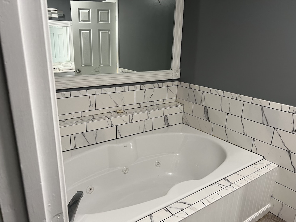 Superior Room, 1 King Bed, Jetted Tub photo 3