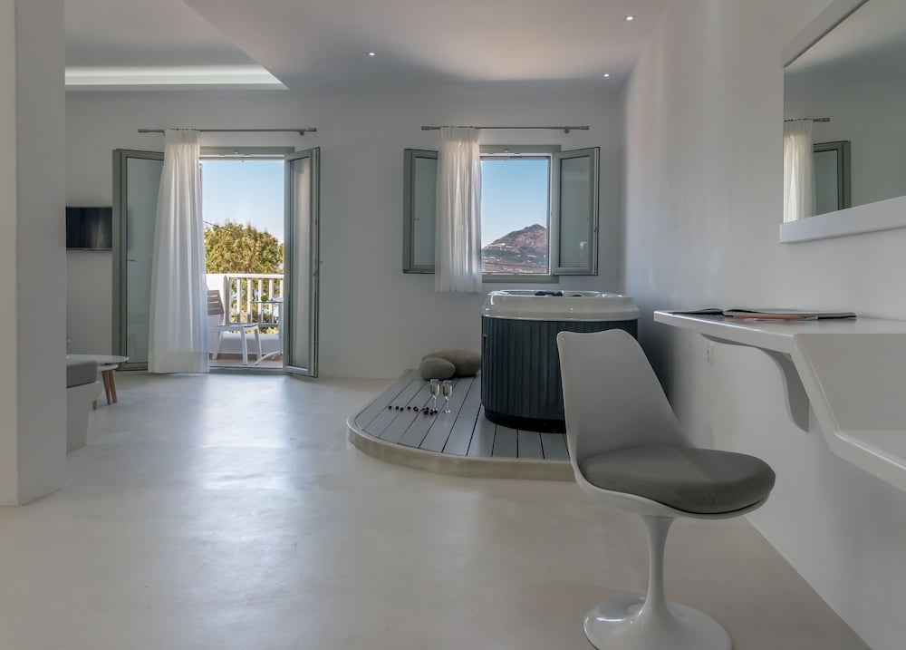 Deluxe Suite, Jetted Tub, Sea View photo 3