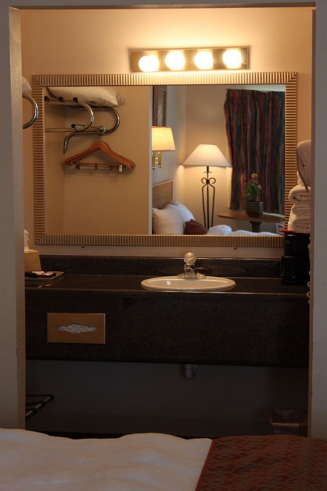 Standard Room, 2 Queen Beds photo 3