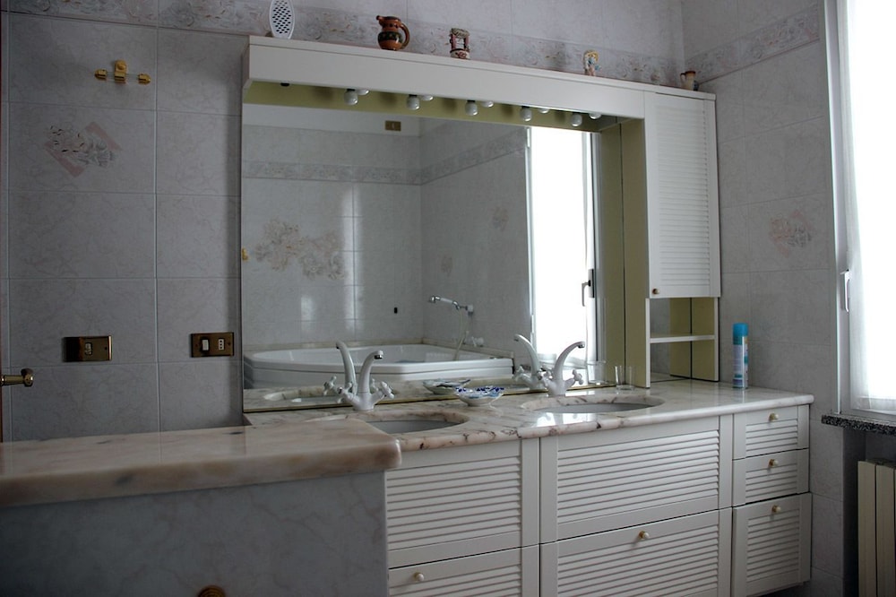 Basic Triple Room, Multiple Beds, Shared Bathroom photo 3