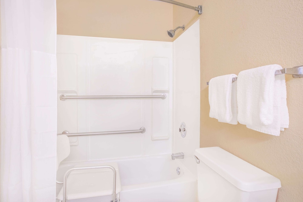 Room, 2 Queen Beds, Accessible (Mobility, Bathtub w/ Grab Bars) photo 3