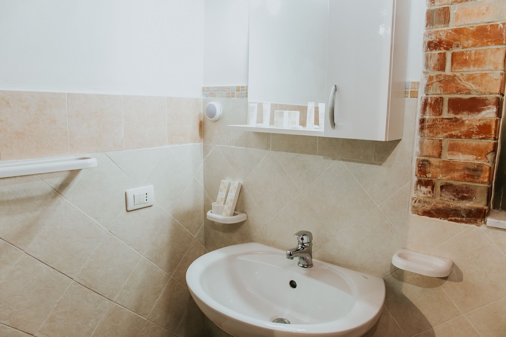 Standard Double Room, Private Bathroom photo 3