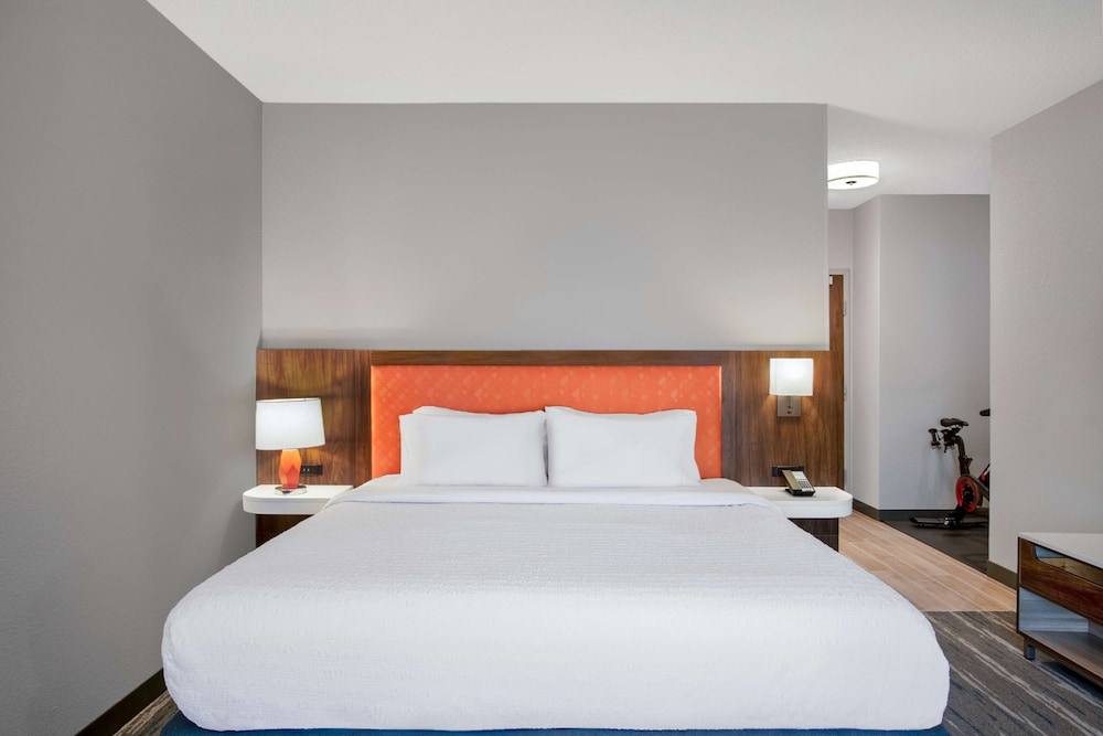 Room, 1 King Bed, Non Smoking (Peloton) - Photo 1