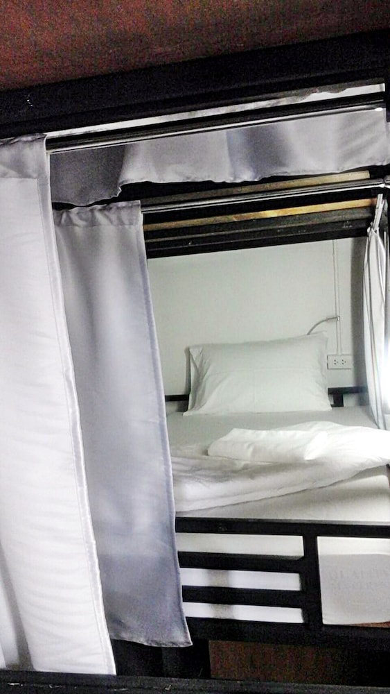 8-Bed Mixed Dormitory photo 2